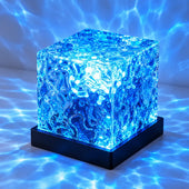 Lampe projecteur effet vagues — visuel publicitaire illustratif du cube bleu sur son socle