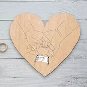 Support souvenir en forme de cœur avec illustration de mains