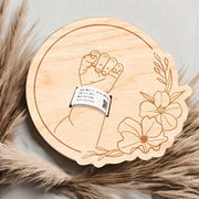 Support bracelet de naissance modèle Main fleurie