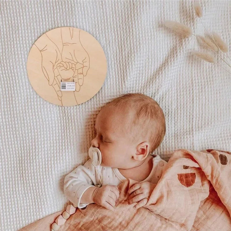 Exemple de support souvenir de naissance présenté près d’un bébé