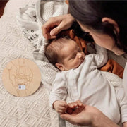 Support bracelet de maternité dans une mise en scène familiale