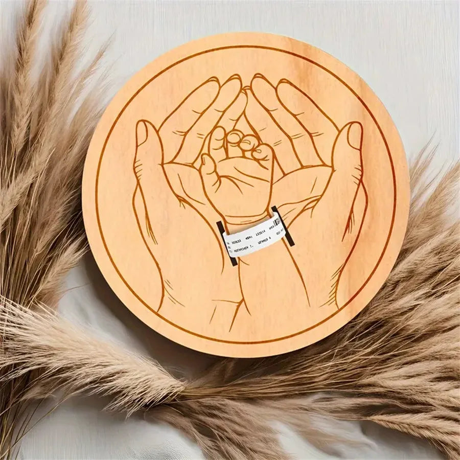 Support bracelet de naissance Dans nos mains en bois